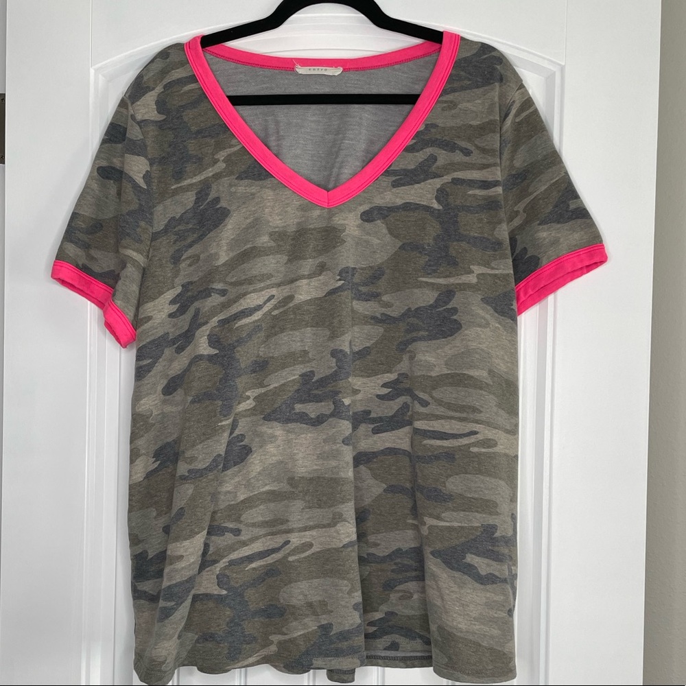 Entro s/s camo vneck tee Size 1X